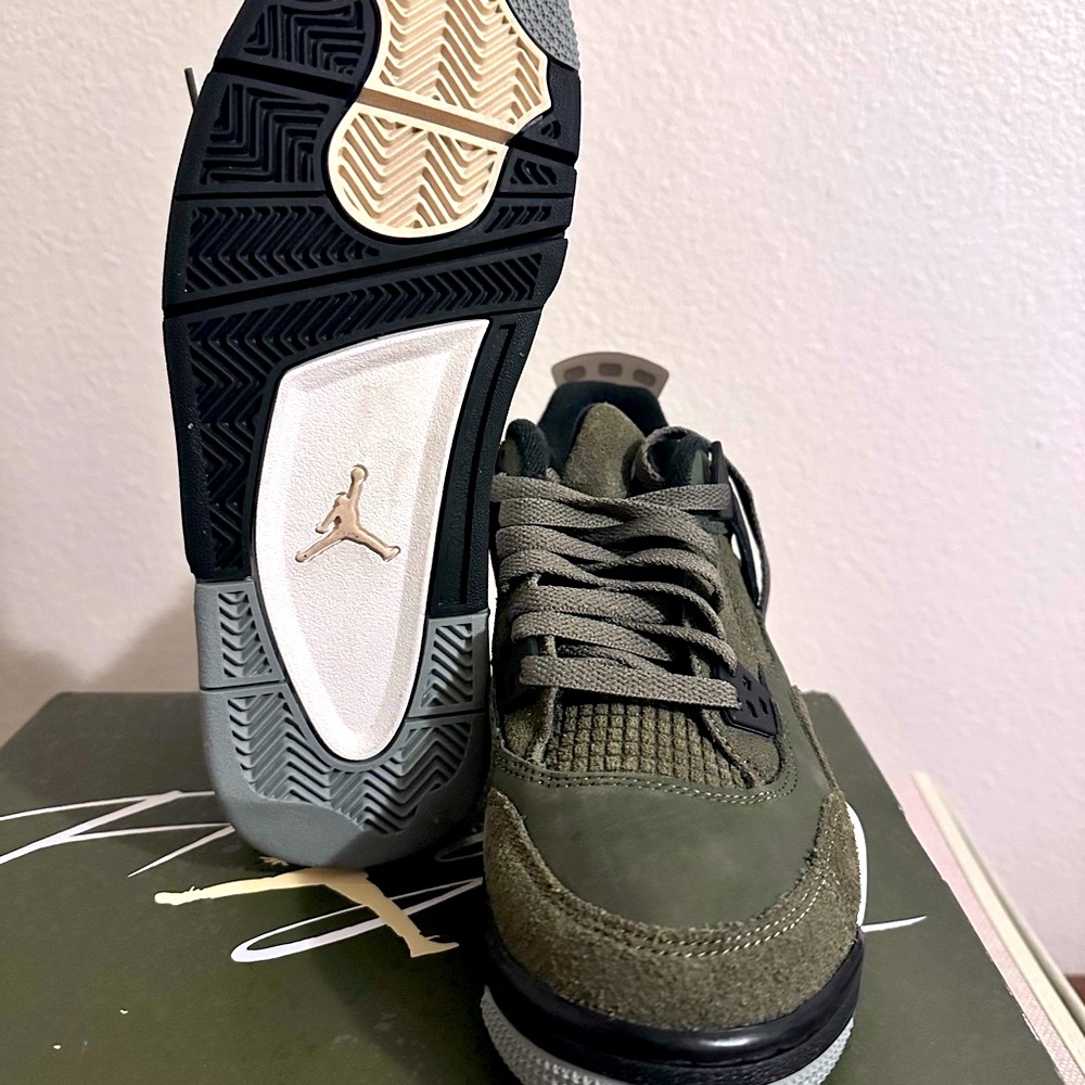 Big kid (youth)  air Jordan retro 4